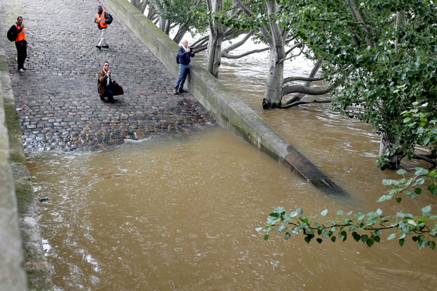 Фудбал усред хаоса (ВИДЕО)